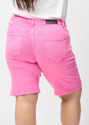 Hellrosa regular middle shorts nah von hinten an einem Plus-Size-Model gezeigt, um Details zu zeigen.