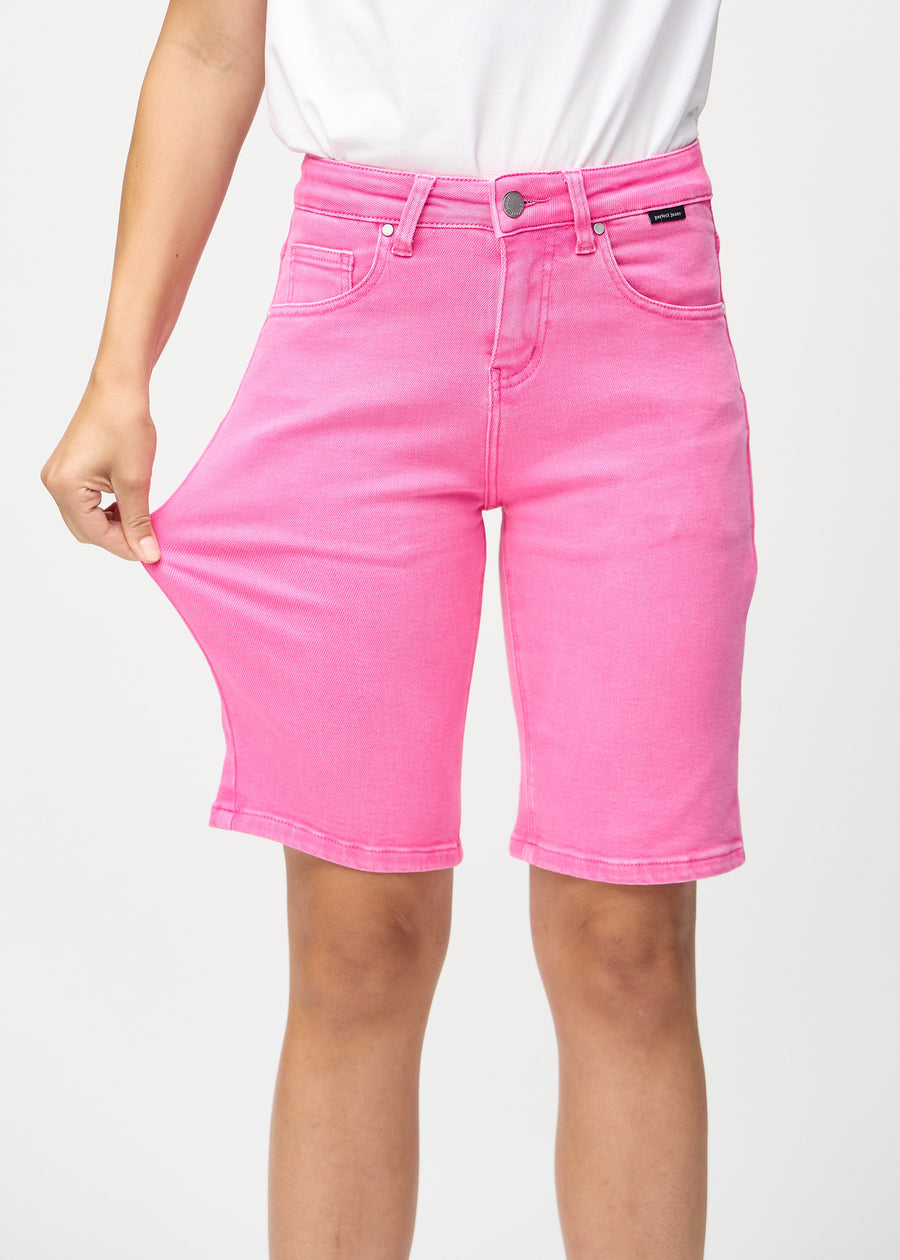 Das Model zieht die Shorts am Oberschenkel auseinander, um den Stretch zu zeigen.