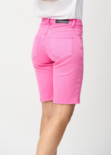 Hellrosa regular middle shorts nah von hinten gesehen, um Details zu zeigen.