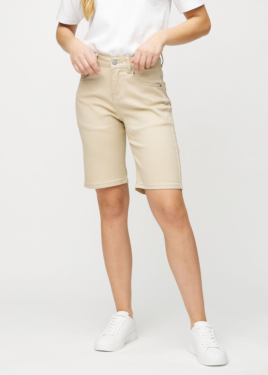 Beige regular middle shorts, Modellname Gazelles, die gerade am Bein entlang fallen und knapp über dem Knie enden, von vorne gesehen.