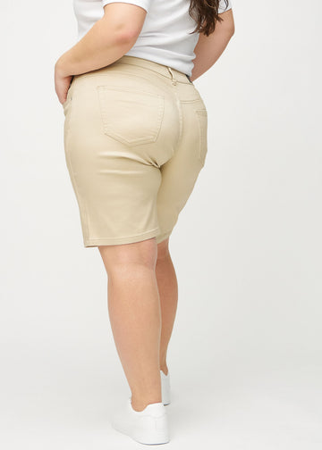 Beige regular middle shorts von hinten an einem Plus-Size-Model gesehen, sodass man das gesamte Produkt sehen kann.