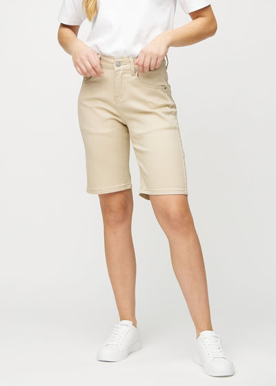 Beige regular middle shorts, Modellname Gazelles, die gerade am Bein entlang fallen und knapp über dem Knie enden, von vorne gesehen.