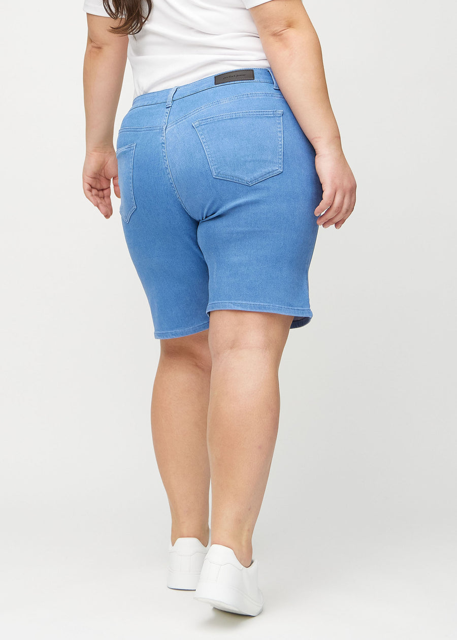 Blaue regular Middle Shorts von hinten an einem Plus-Size-Model gezeigt, damit man das gesamte Produkt sehen kann.