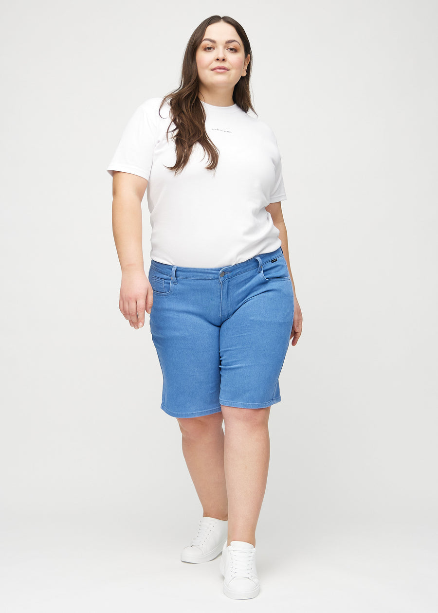 Ganzkörperbild eines Plus-Size-Models in blauen regular Middle Shorts.