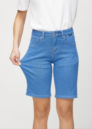 Das Model zieht die Shorts am Oberschenkel auseinander, um den Stretch zu zeigen.
