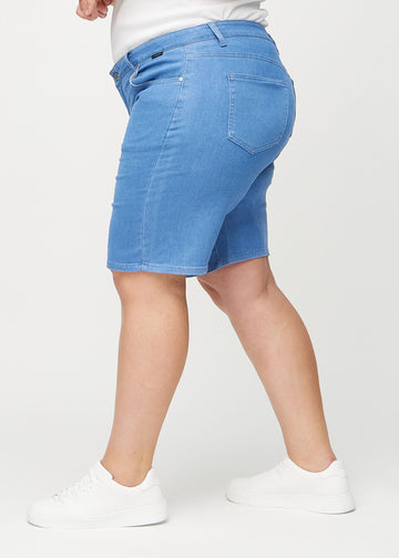 Blaue regular Middle Shorts seitlich an einem Plus-Size-Model gezeigt.