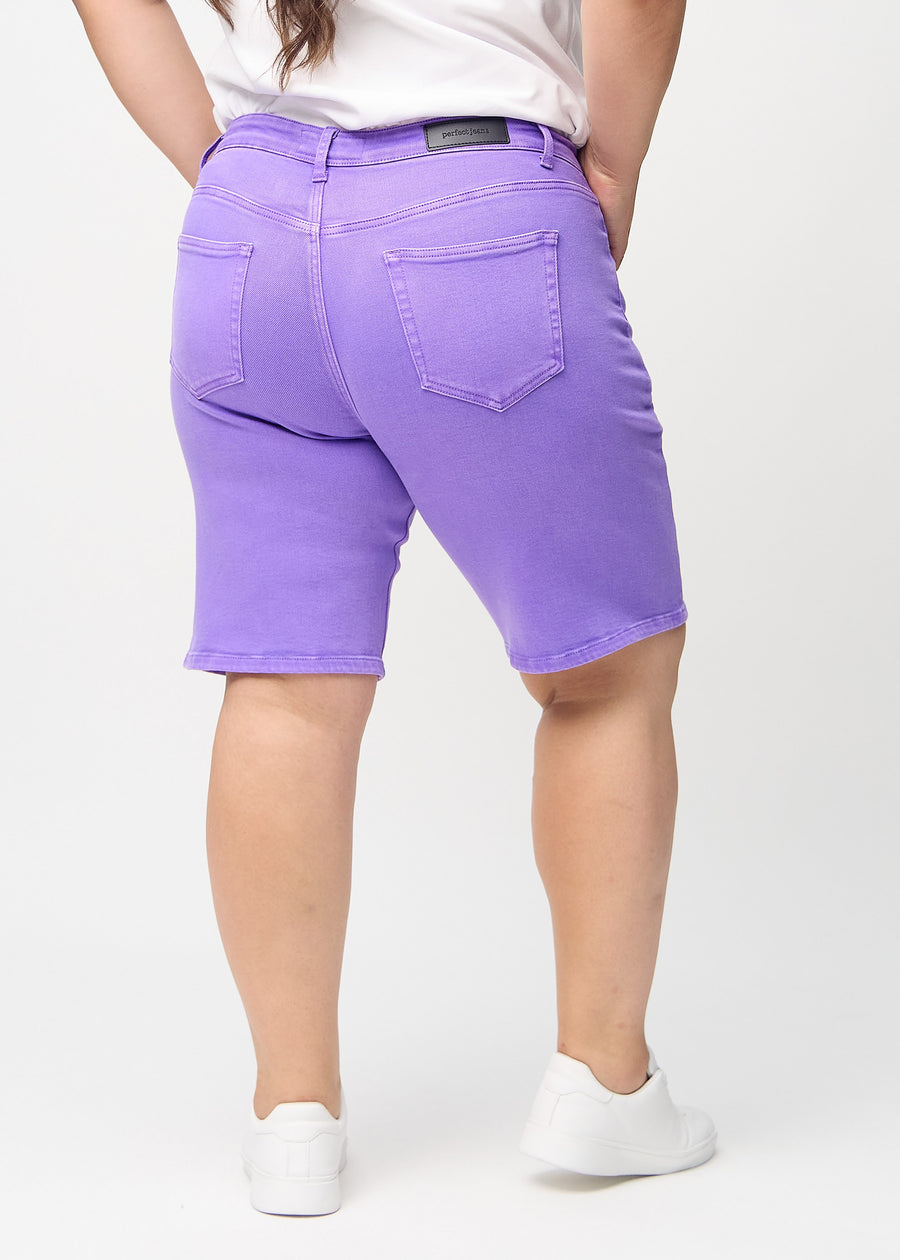 Lila regular middle shorts von hinten an einem Plus-Size-Model gesehen, sodass man das gesamte Produkt sehen kann.