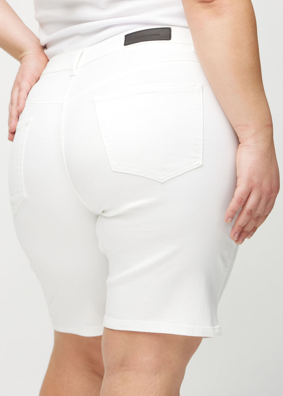 Weiße regular Middle Shorts von hinten in Nahaufnahme an einem Plus-Size-Model, um Details zu zeigen.