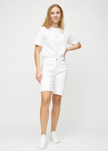 Ganzkörperbild eines Models in weißen regular Middle Shorts.