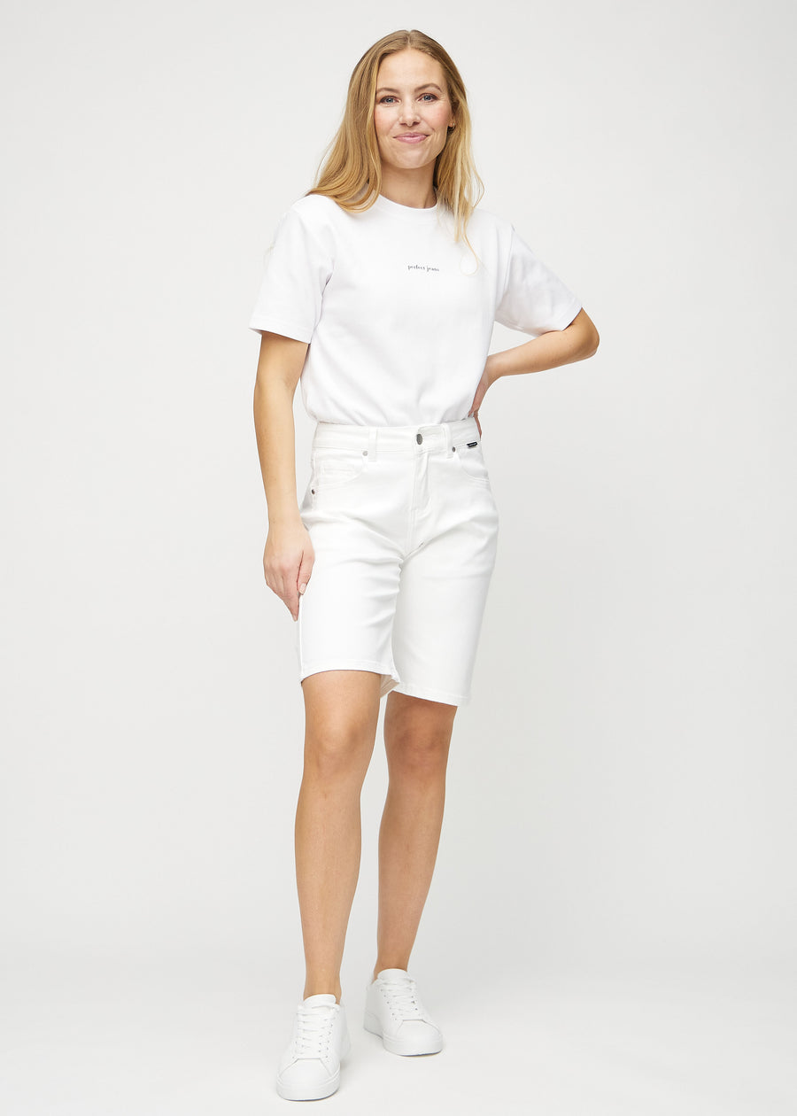 Ganzkörperbild eines Models in weißen regular Middle Shorts.