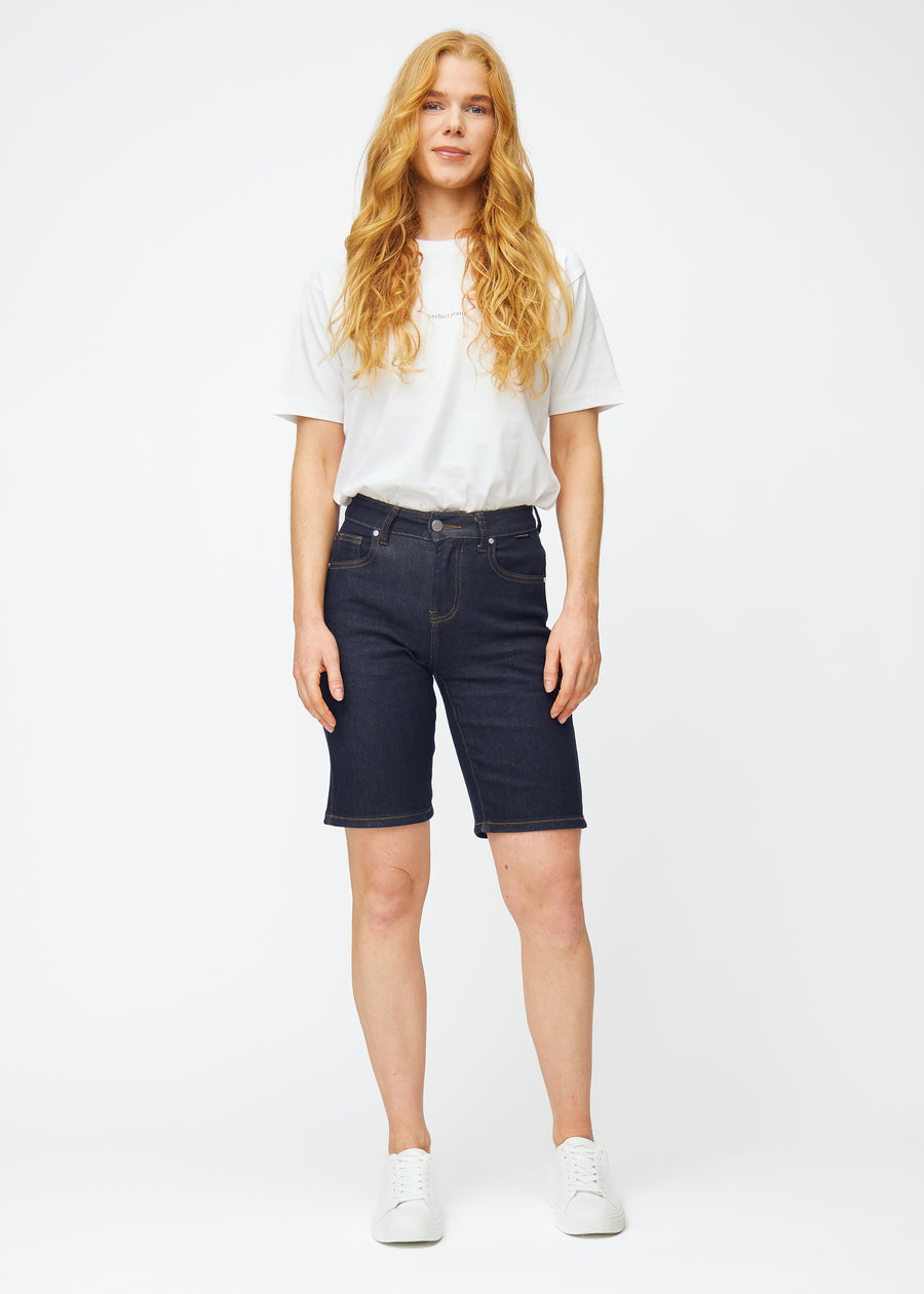 Ganzkörperbild eines Models in tief dunkelblauen Denim-Shorts für Damen in der Farbe Midnights mit Regular-Passform.