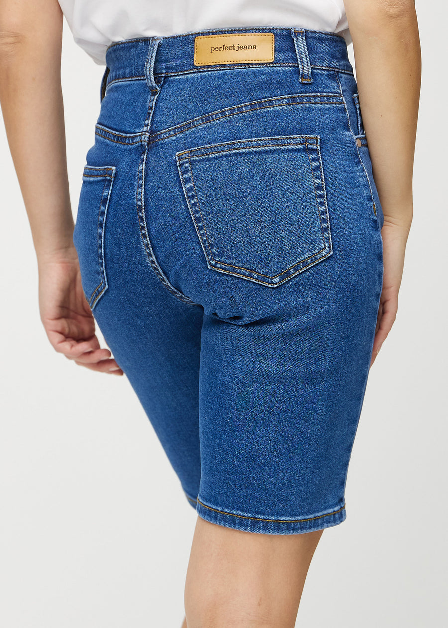 Dunkle Denim-regular middle shorts von hinten in Nahaufnahme, um Details zu zeigen.