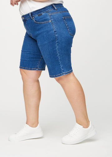 Dunkle Denim-regular middle shorts seitlich an einem Plus-Size-Model gesehen.