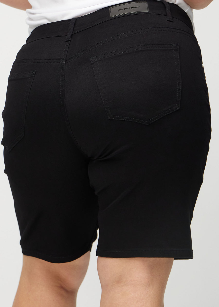 Schwarze regular Middle Shorts von hinten in Nahaufnahme an einem Plus-Size-Model, um Details zu zeigen.