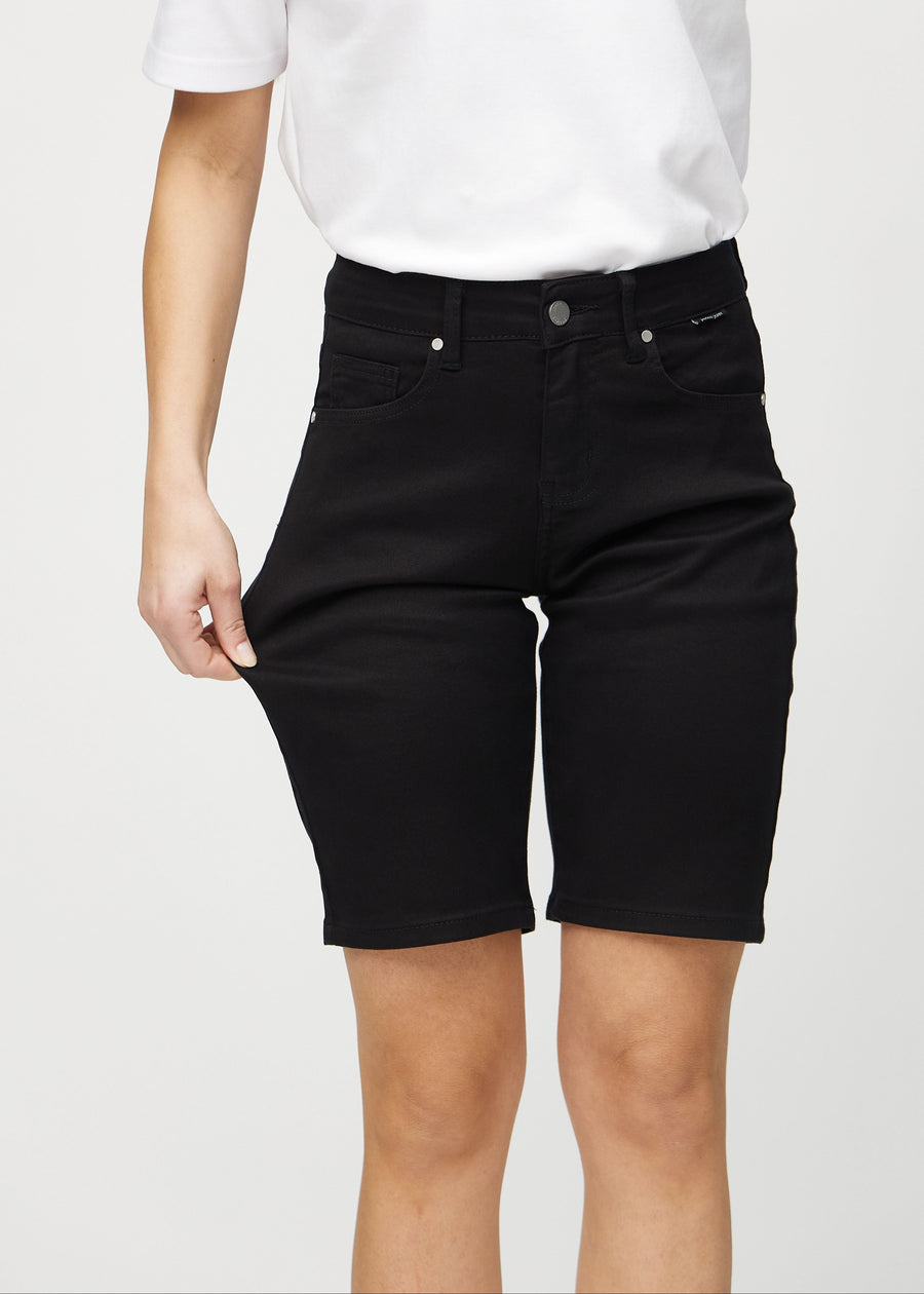 Das Model zieht die Shorts am Oberschenkel auseinander, um den Stretch zu zeigen.