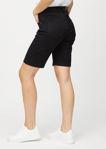 Schwarze regular Middle Shorts seitlich am Model gezeigt.