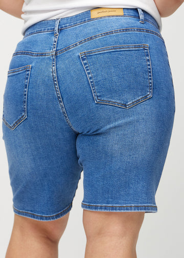 Denim regular middle shorts von hinten in Nahaufnahme an einem Plus-Size-Model, um Details zu zeigen.