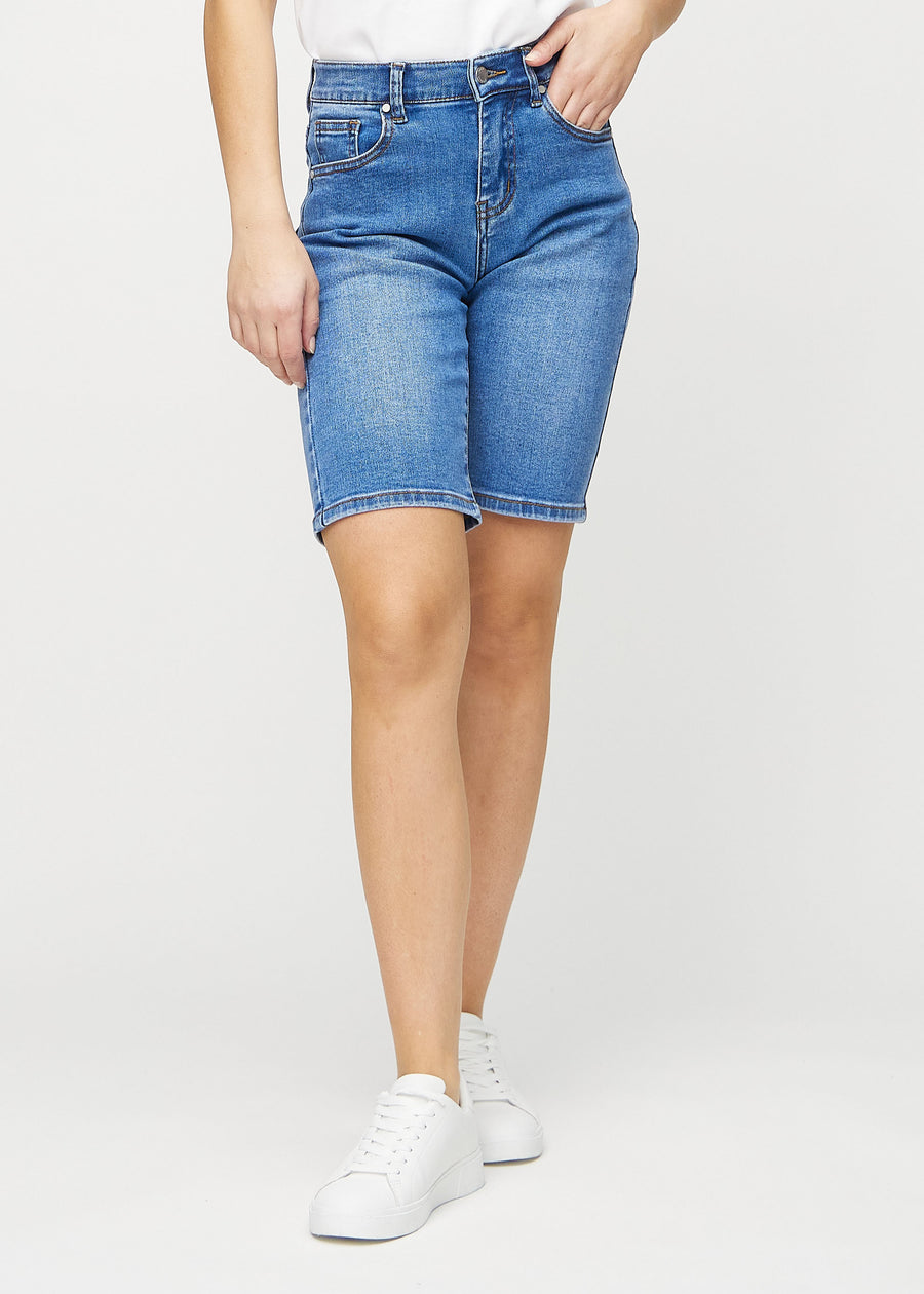 Denim regular middle shorts, Modellname Rivers, die gerade am Bein entlang verlaufen und knapp über dem Knie enden, von vorn gesehen.