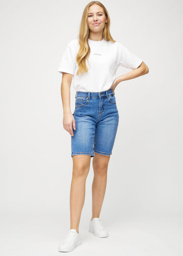 Ganzkörperbild eines Models in Denim regular middle shorts.