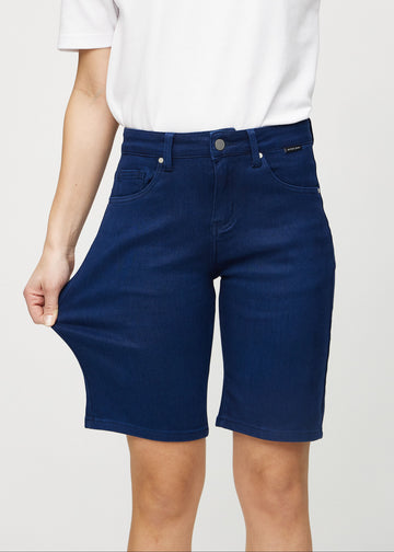 Das Model zieht die Shorts am Oberschenkel auseinander, um den Stretch zu zeigen.