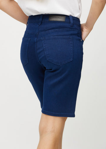 Dunkelblaue regular middle shorts von hinten aus der Nähe gesehen, um Details zu zeigen.