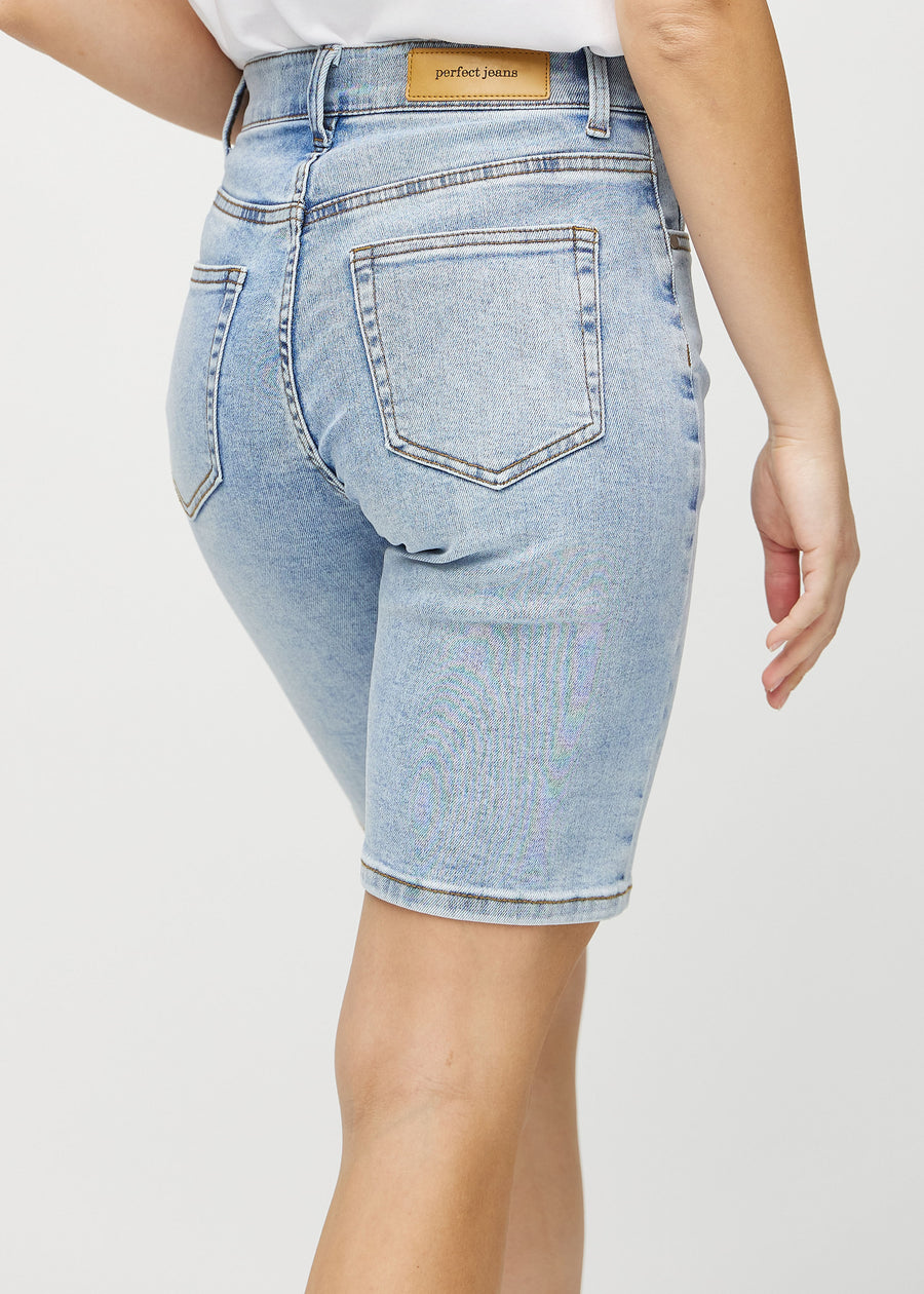 Hellblaue Denim-regular middle shorts von hinten aus der Nähe gesehen, um Details zu zeigen.