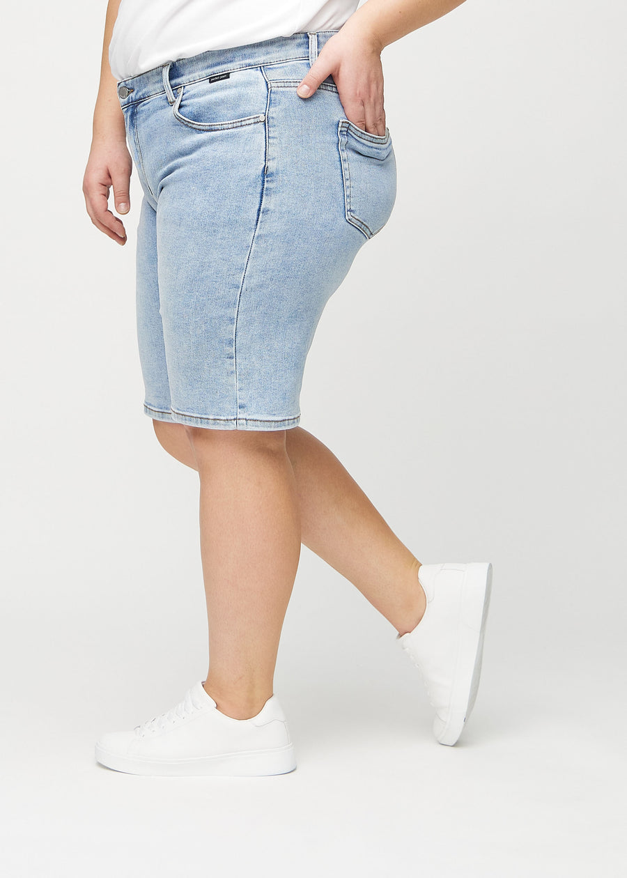 Hellblaue Denim-regular middle shorts von der Seite an einem Plus-Size-Model gesehen.