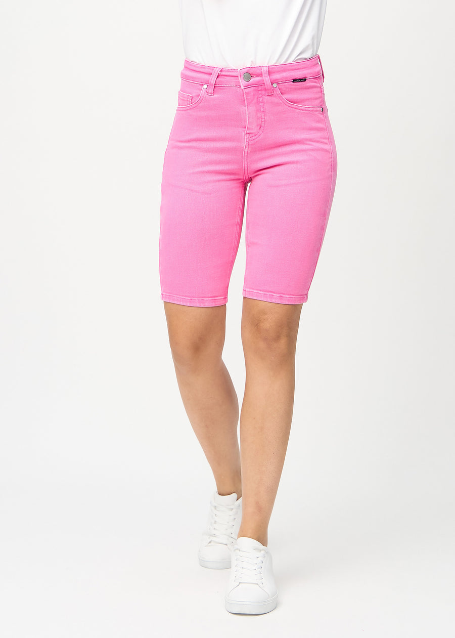 Hellrosa skinny middle shorts, Modellname Flamingos, die eng am Oberschenkel anliegen und knapp über dem Knie enden, von vorne gesehen.
