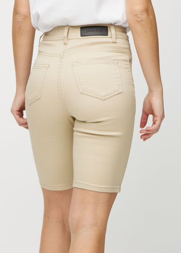 Beige skinny middle shorts von hinten in Nahaufnahme, um Details zu zeigen.