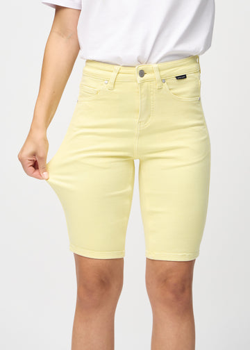 Das Model zieht die Shorts am Oberschenkel auseinander, um den Stretch zu zeigen.