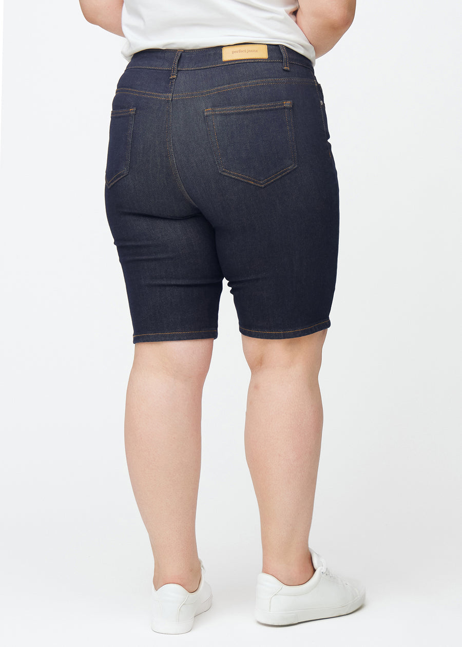 Tief dunkelblaue Denim-Shorts für Damen in der Farbe Midnights von hinten auf einem Plus-Size-Model gesehen.