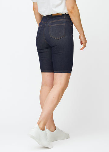 Tief dunkelblaue Denim-Shorts für Damen in der Farbe Midnights von hinten gesehen, sodass die Länge bis knapp über das Knie sichtbar ist.
