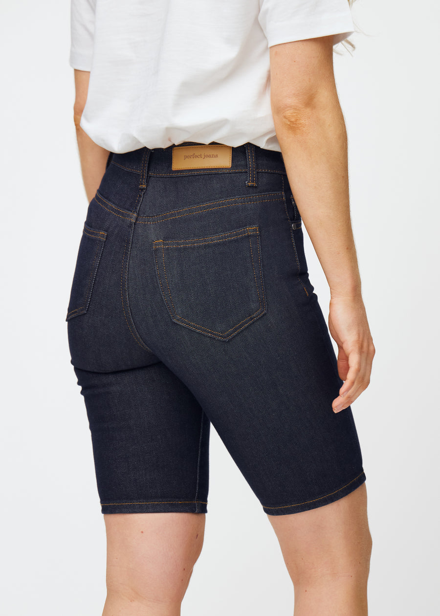 Tief dunkelblaue Denim-Shorts für Damen in der Farbe Midnights von hinten nah aufgenommen, um Passform und Details zu zeigen.