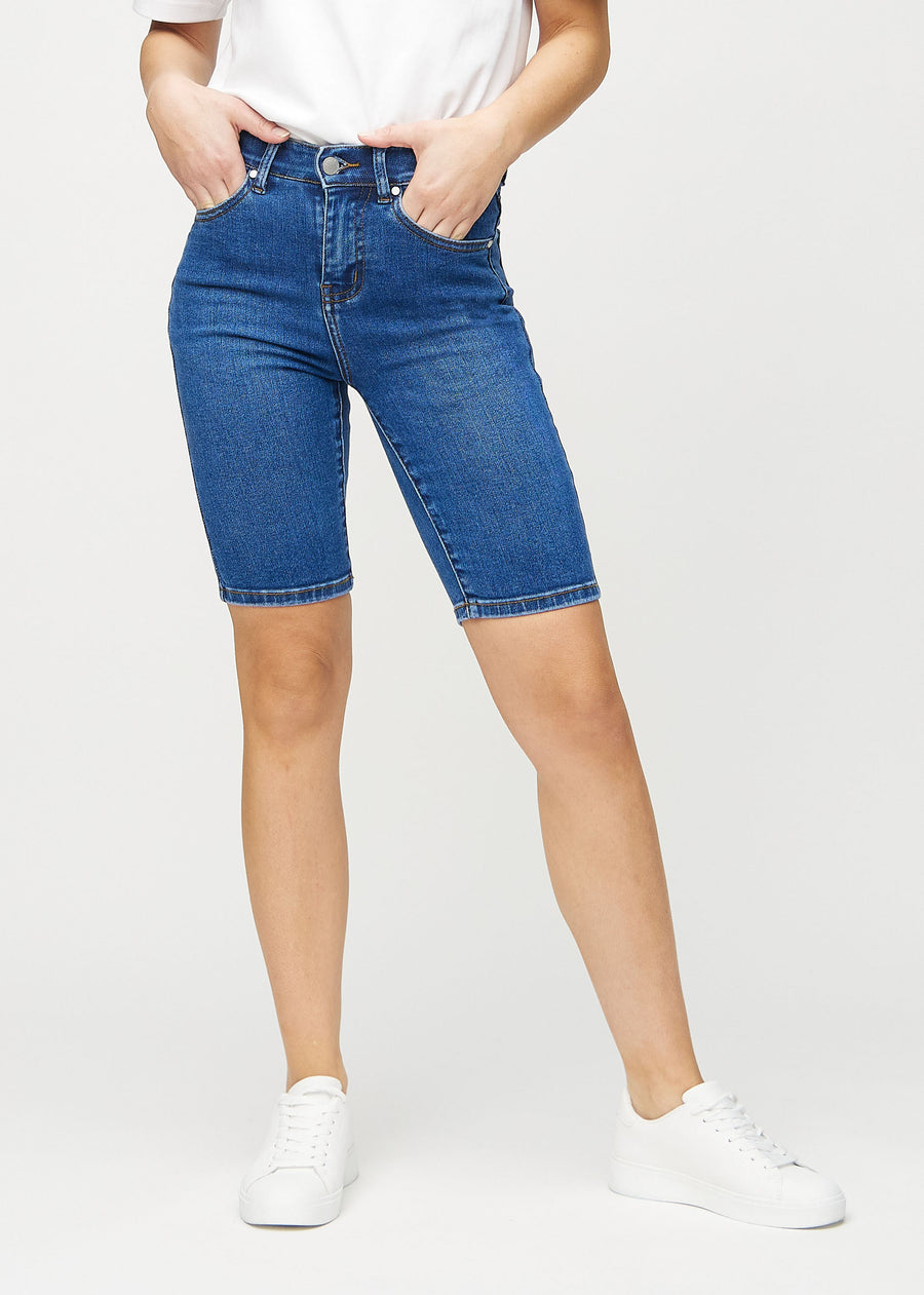 Dunkle Denim-skinny middle shorts, Modellname Oceans, die eng am Oberschenkel anliegen und knapp über dem Knie enden, von vorne gesehen.