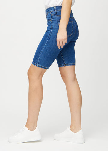 Dunkle Denim-skinny middle shorts von der Seite am Model gezeigt.