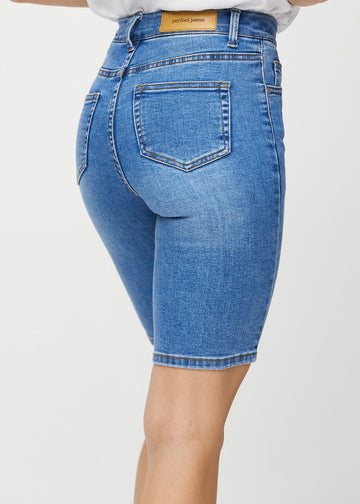 Denim skinny middle shorts von hinten in Nahaufnahme, um Details zu zeigen.