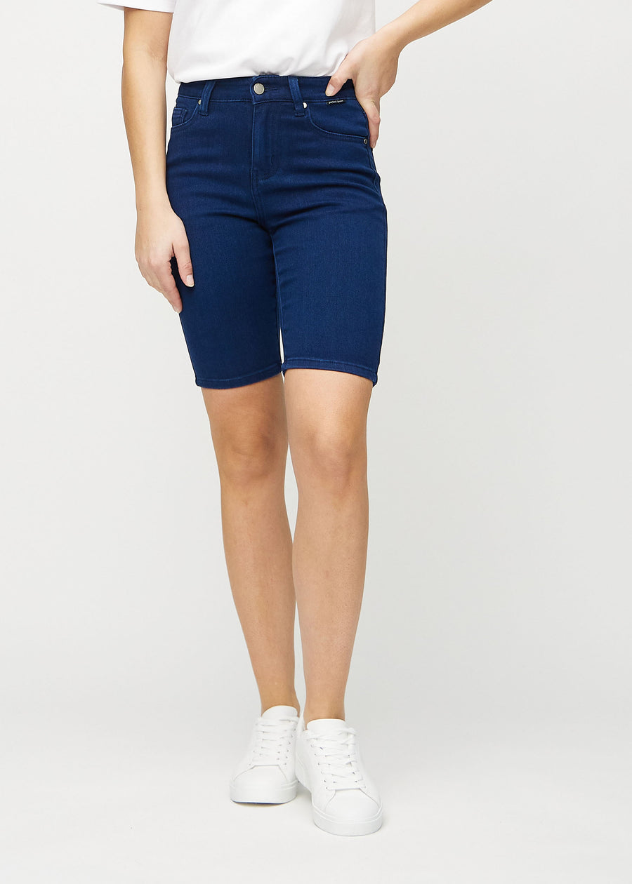 Dunkelblaue skinny middle shorts, Modellname Royals, die eng am Oberschenkel anliegen und knapp über dem Knie enden, von vorne gesehen.