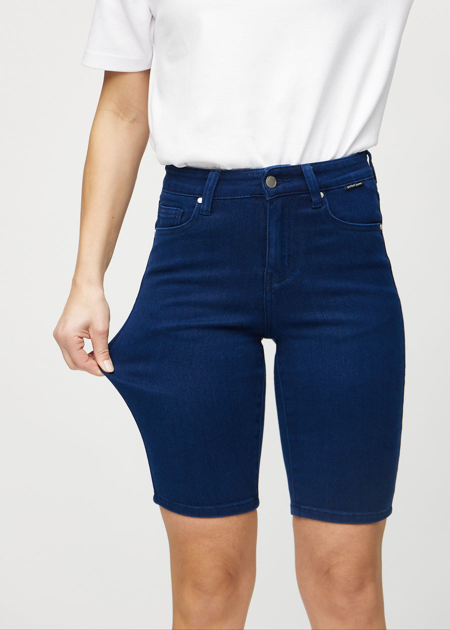 Das Model zieht die Shorts am Oberschenkel auseinander, um den Stretch zu zeigen.