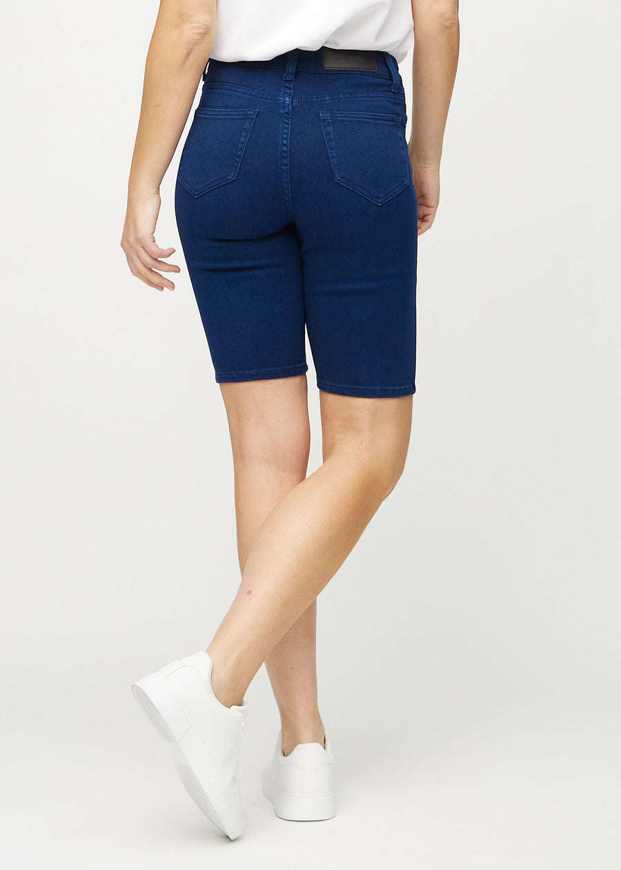 Dunkelblaue skinny middle shorts von hinten gesehen, sodass man das ganze Produkt sehen kann.