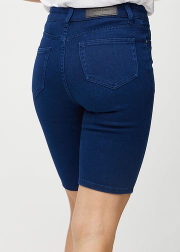 Dunkelblaue skinny middle shorts von hinten aus der Nähe gesehen, um Details zu zeigen.