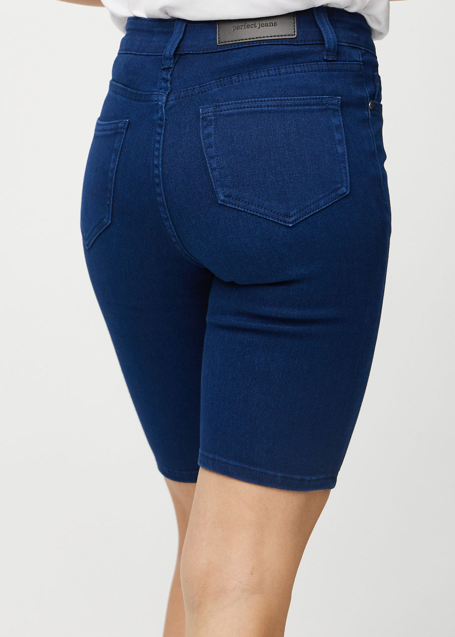Dunkelblaue skinny middle shorts von hinten aus der Nähe gesehen, um Details zu zeigen.