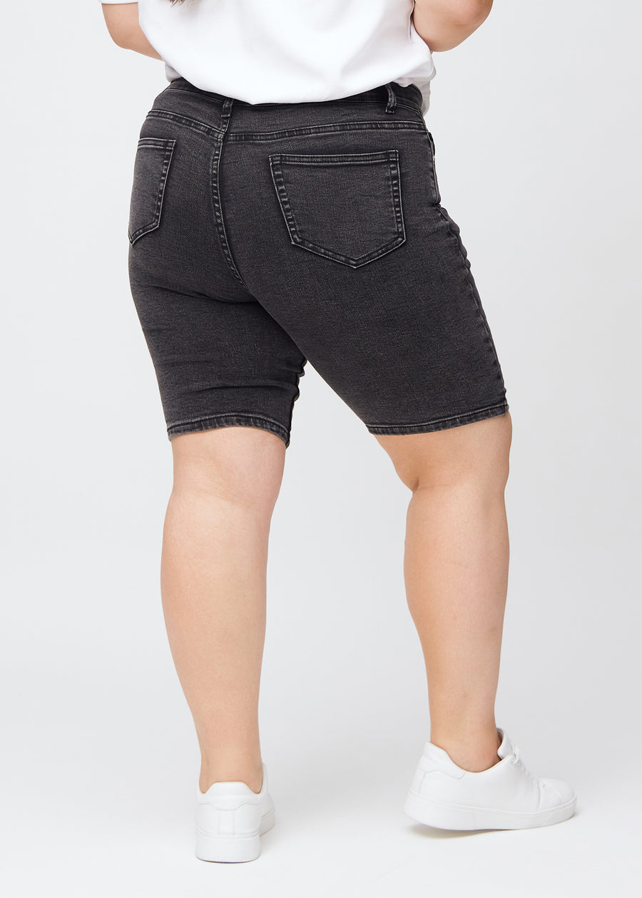 Frau in dunkelgrauen Denim-Shorts von hinten gesehen