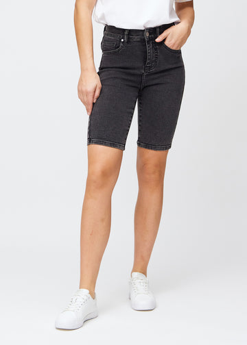 Dunkelgraue Denim-skinny-Middle-Shorts, Modellname Shadows, die eng am Oberschenkel anliegen und knapp über dem Knie enden, von vorn gesehen.