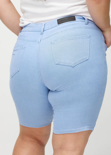 Hellblaue skinny middle shorts von hinten aus der Nähe an einem Plus-Size-Model gesehen, um Details zu zeigen.