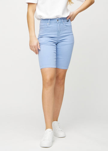 Hellblaue skinny middle shorts, Modellname Skies, die eng am Oberschenkel anliegen und knapp über dem Knie enden, von vorne gesehen.