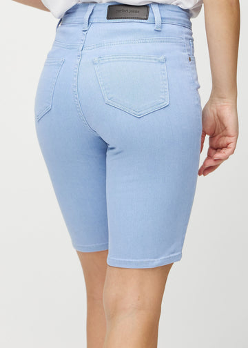 Hellblaue skinny middle shorts von hinten aus der Nähe gesehen, um Details zu zeigen.