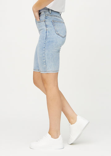 Helle Denim-skinny Middle Shorts an einem Model von der Seite gesehen.