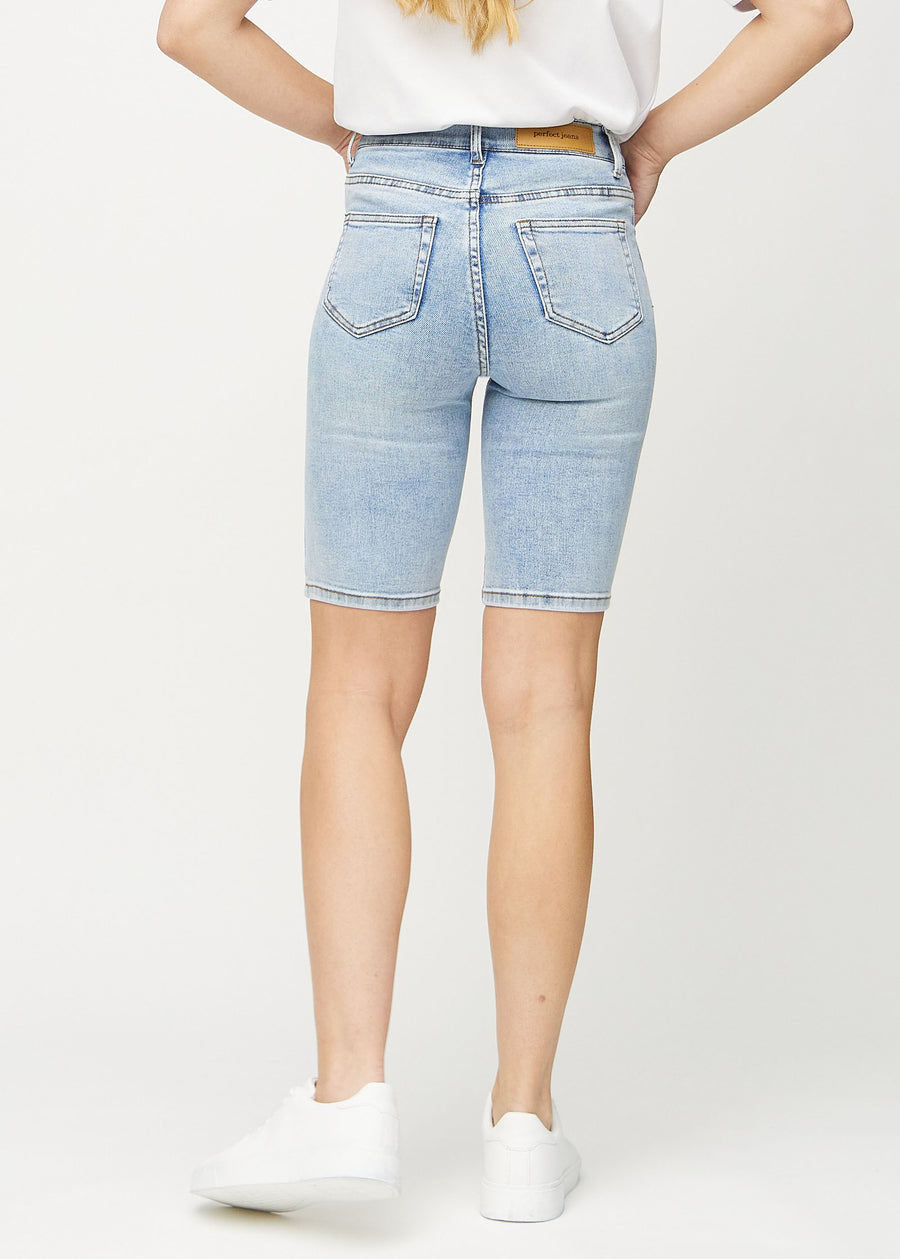 Helle Denim-skinny Middle Shorts von hinten gesehen, sodass das gesamte Produkt zu sehen ist.
