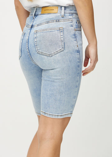Helle Denim-skinny Middle Shorts von hinten in Nahaufnahme, um Details zu zeigen.