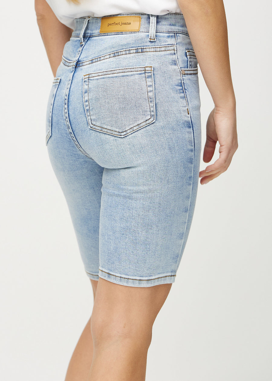 Helle Denim-skinny Middle Shorts von hinten in Nahaufnahme, um Details zu zeigen.